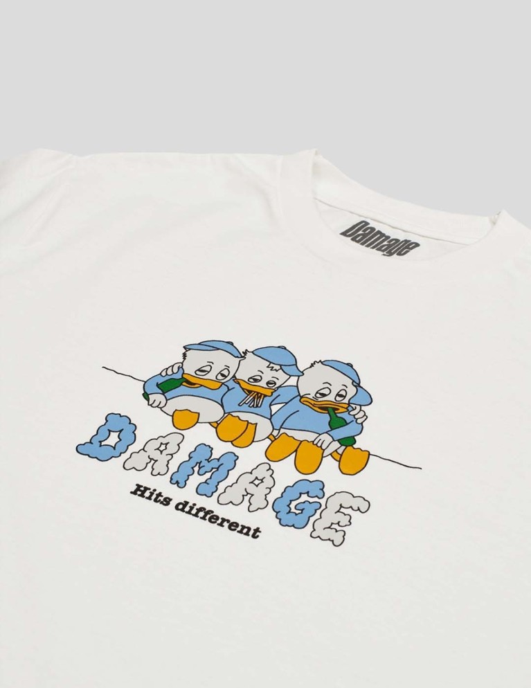 Camiseta DAMAGE hits different tee white