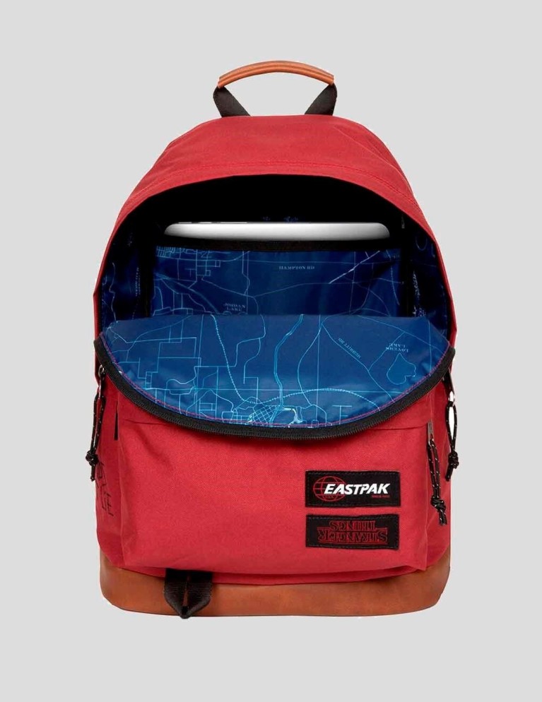 Colaboraciones EASTPAK x stranger things wyoming merlot