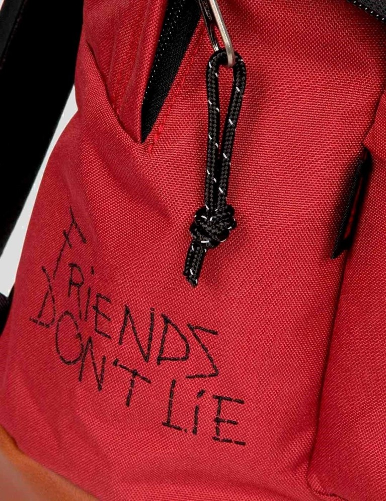 Colaboraciones EASTPAK x stranger things wyoming merlot