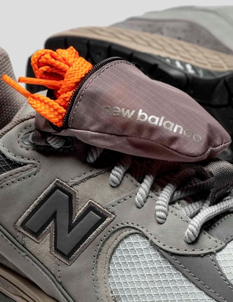 Zapatillas NEW BALANCE 2002r team away grey/dark silver metallic/summer fog