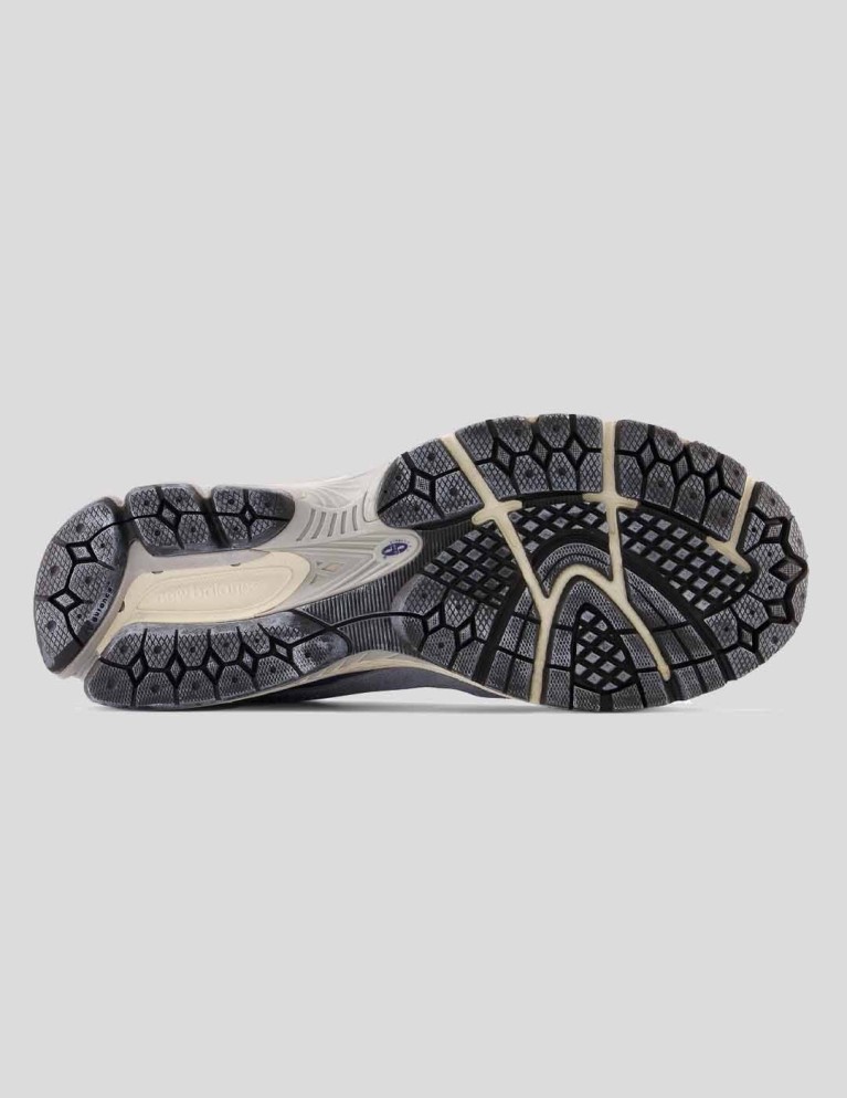 Zapatillas NEW BALANCE 2002r light artic grey/purple