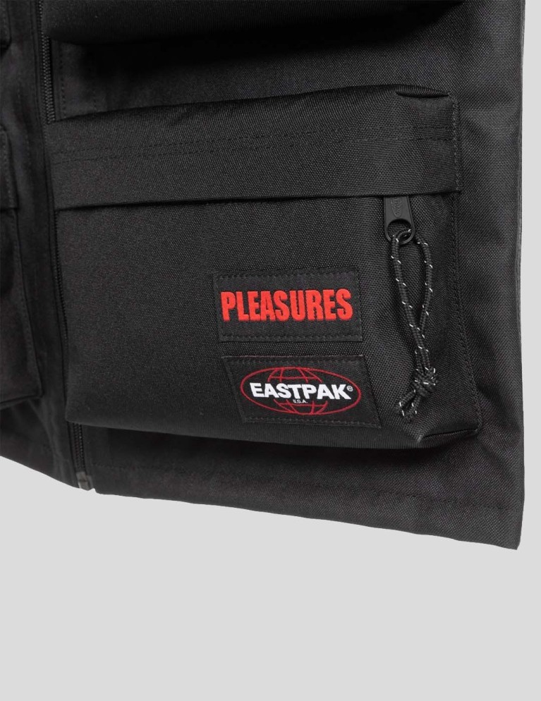 Chaqueta EASTPAK x pleasures vest black